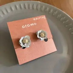 花モチーフ イヤリング ブルーグレー