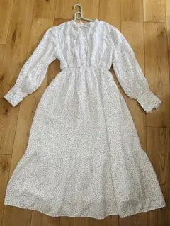 ドット柄ホワイトミディ丈ワンピース