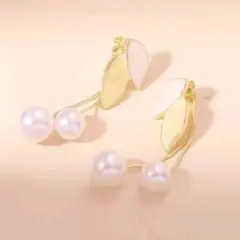 葉デザインパールロングピアス　カジュアル　エレガント　個性的　ゴールド調　揺れる