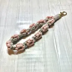 グレーとピンクの携帯ストラップ