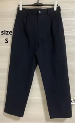 ユニクロ タックテーパードパンツ