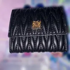 黒いレザー三つ折り財布 キルティングデザイン