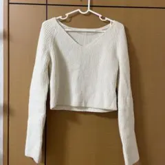 GU ホワイト Vネック ニット