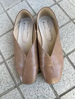 earth クロコ型押しブラウンパンプス