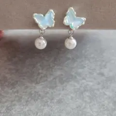 ブルーの蝶&ゆらゆら揺れるパールが可愛いイヤリング　ノンホールピアス