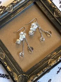 No.16ホワイトフラワークリスタルピアス