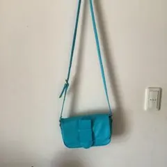 ターコイズブルー フラップ付きショルダーバッグ