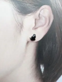 小さなちょこんとネコのピアス、イヤリング