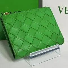 ✨超人気✨BOTTEGA VENETA イントレチャート 二つ折り財布 グリーンのサムネイル