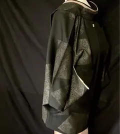 〈黒に銀色に煌めくシックな羽織り〉モダン　気品　紋入り　色紙模様