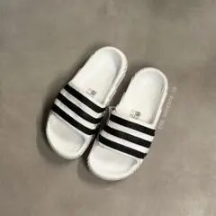 新品！アディダス アディレッタ22 スライド フットウェアホワイト 28.5cm