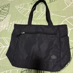 黒のトートバッグ　ソロツーリスト