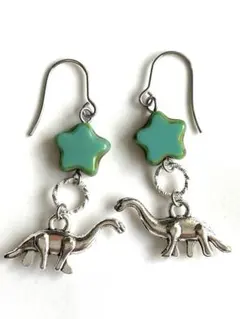 チェコビーズ星とシルバー恐竜ピアスイヤリング213