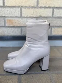 ベージュレザー風ショートブーツ高ヒール