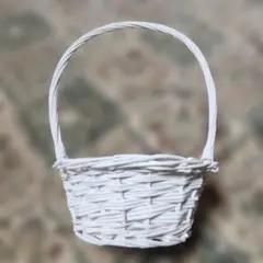 白い編み込みバスケット