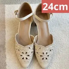 アイボリー 花模様カットアウトパンプス 中ヒール