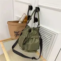巾着ショルダーバッグ　巾着型　ハンドバッグ　カーキ　3way　ナイロン