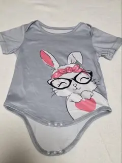 ウサギイラストロンパース グレー