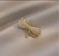 リボン型金色ブローチ