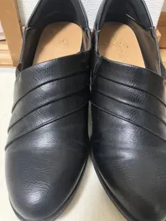 黒いレザーストラップヒール靴