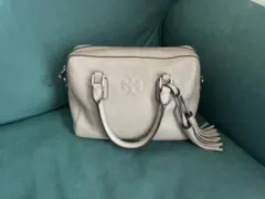 [TORY BURCH ]グレー レザー タッセル付き バッグ 中型