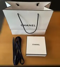 CHANEL ギフトボックスとショップバッグ