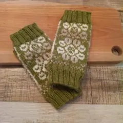 ●ハンドメイド新品未使用●オリーブグリーン 花柄 ニットアームカバー