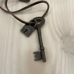 ヴィンテージ 鍵 南京錠モチーフ 本革レザーネックレス