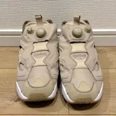 リーボック　ポンプフューリー　スニーカー　ベージュ