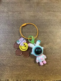 宇宙飛行士 うさぎ スマイル フラワー キーホルダー