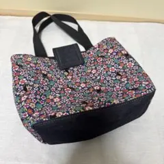 黒ねこと花柄のトートバッグ