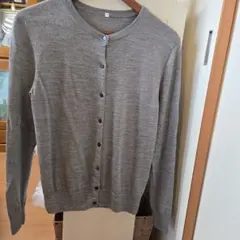 グレー ボタン付きカーディガンとVネックセーター