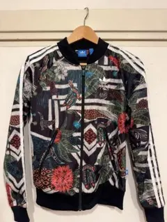 adidas トロピカルデザイン ジャケットとショートパンツセット