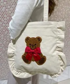 ぽ*こ様 【完売商品】クマ刺繍フリルトートバッグ アイボリー