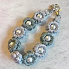 2色フラワーパールのバッグチャーム スマホハンドストラップ パラコード グレー