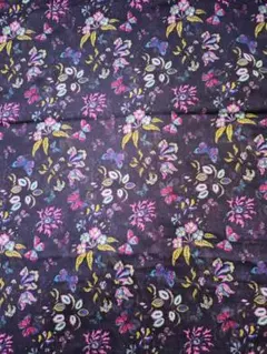 紺地にカラフルな花と蝶のプリント生地 約106cm幅