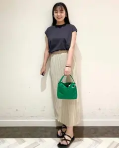 新品　ローリーズファーム　プリーツメロータイトスカート　フリーサイズ　アイボリーのサムネイル