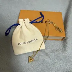 LOUIS VUITTON エセンシャルV ネックレス ゴールドのサムネイル