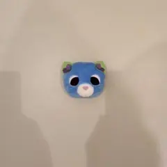 青と緑の猫のぬいぐるみ