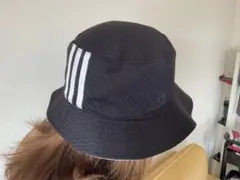 adidas アディダス リバーシブル バケットハット 黒×白 3ラインロゴ帽子のサムネイル