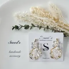 ▪ゴールドライン花びらチャーム×ドロップ＆パールビーズピアス／イヤリング