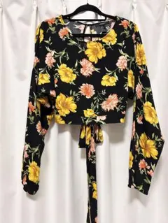 FOREVER21 花柄ブラウス オープンバック リボン ブラック クロップドのサムネイル