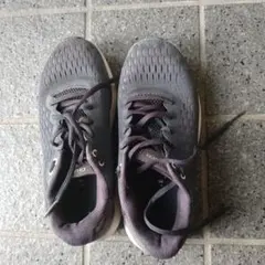 Under Armour グレー スニーカーのサムネイル