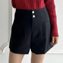 黒 ボタン付き ショートパンツ