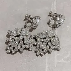 クリスタル装飾 シルバードロップ型イヤリング