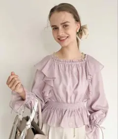 タグ付き】 Lily Brown ボリュームフリルオフショルブラウス ホワイト