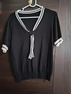L　黒いVネック半袖ニット