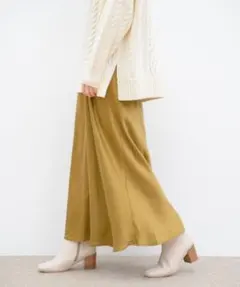 新品タグ付き‼️アパートバイローリーズ　キュプラマキシスカート　フレア　サテン風