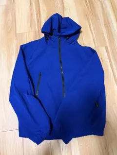 青いフード付きマウンテンパーカー