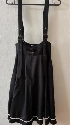 axes femme 黒 サスペンダー付きスカート